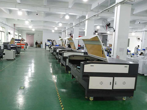 非金屬激光切割機生產(chǎn)車(chē)間